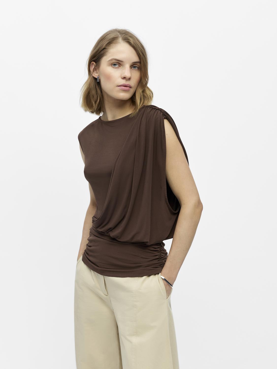 model_shot-front